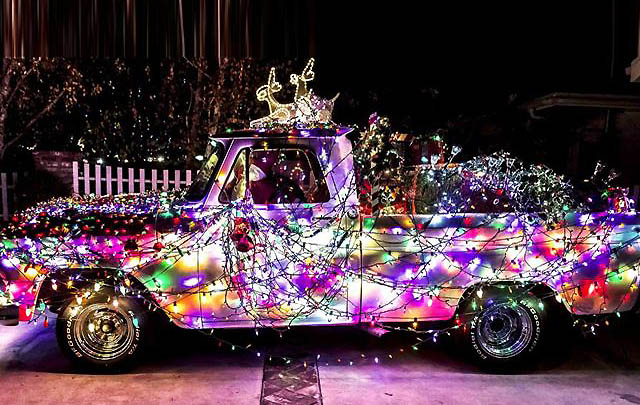 Uniknya Mobil-mobil Berhias Lampu Natal  