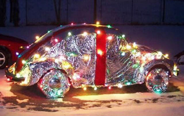 Uniknya Mobil-mobil Berhias Lampu Natal  