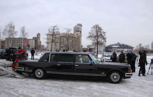 Limousine Mantan Presiden Uni Sovyet Dijual  