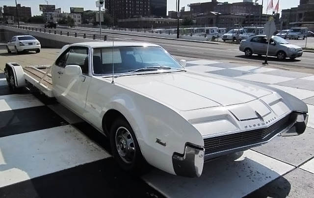 Uniknya 'Mobil Derek' Oldsmobile Toronado 1966  