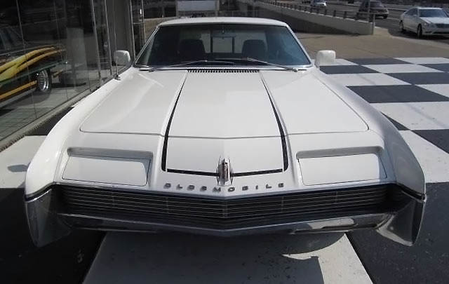 Uniknya 'Mobil Derek' Oldsmobile Toronado 1966  