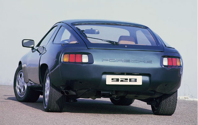 Porsche 928 (1978): Meskipun kontroversial, namun sudah dianggap "classic heritage".