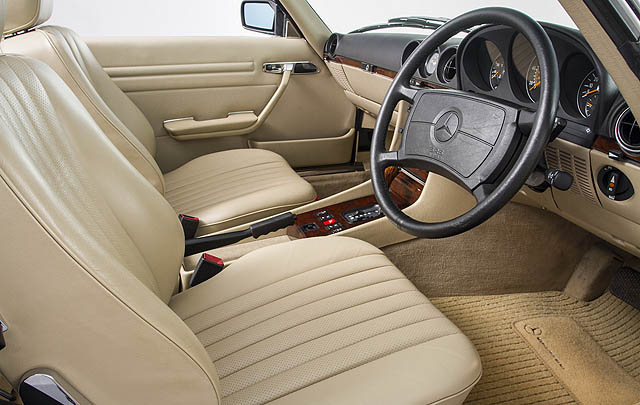 Mercedes-Benz 500SL R107 Ini Dijual, Baru Tempuh 965 Mil  