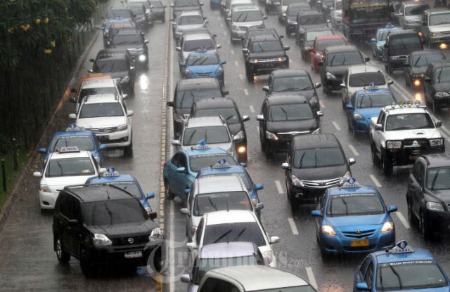 Mengendarai Mobil di Jalan Tol Saat Hujan, Perhatikan Hal Ini 