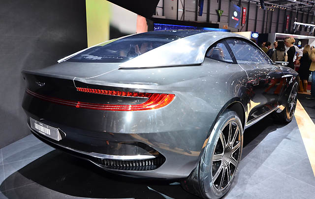 Aston Martin DBX Concept Debut di Geneva 2015  