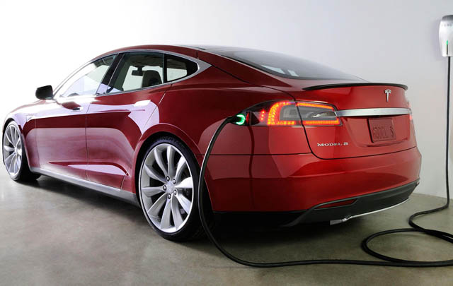 Tesla Model S 2015, Sarat Fitur Canggih Kinerja Tinggi  