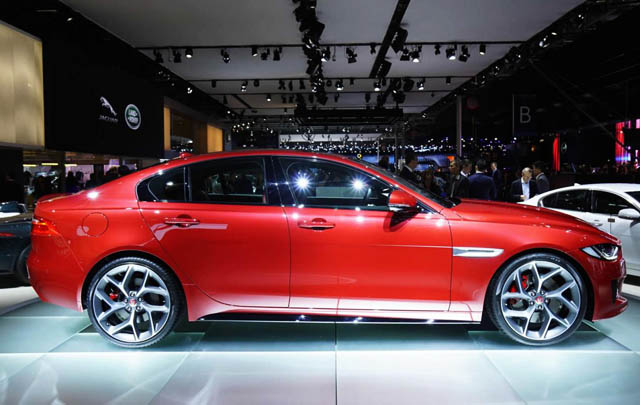 Lebih 'Powerful', Jaguar XE S Debut di Paris 2014  