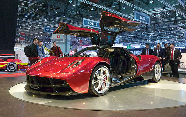 Pagani Hadirkan Duo Huayra di Geneva 2015  