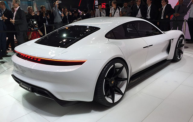 Porsche Mission E Concept Debut di Frankfurt Motor Show 2015
