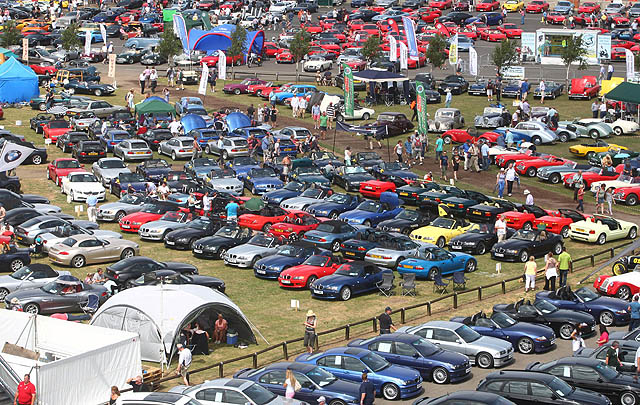 Ribuan Mobil dari 120 Klub 'Banjiri' Silverstone Classics 2015  