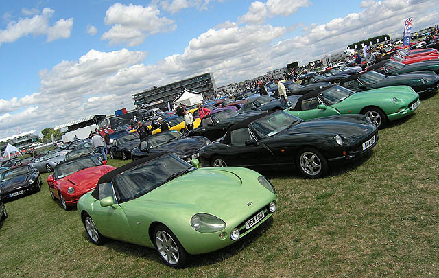 Ribuan Mobil dari 120 Klub 'Banjiri' Silverstone Classics 2015  