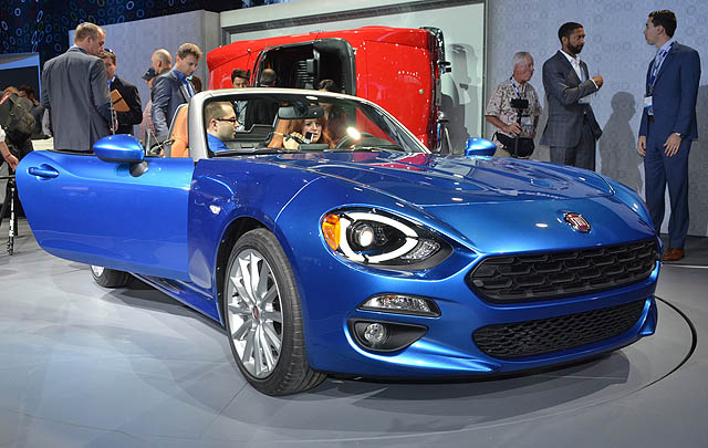 Fiat 124 Spider Terbaru Debut di LA Auto Show 2015  