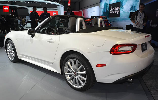 Fiat 124 Spider Terbaru Debut di LA Auto Show 2015  