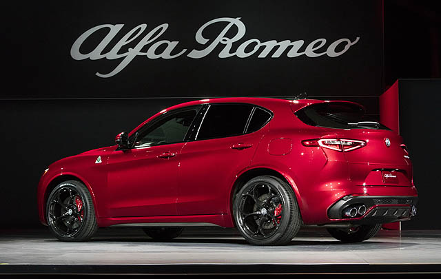 Alfa Romeo Stelvio Resmi Dirilis di LA Auto Show 2016  
