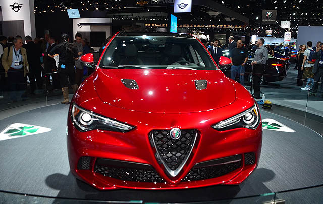 Alfa Romeo Stelvio Resmi Dirilis di LA Auto Show 2016  