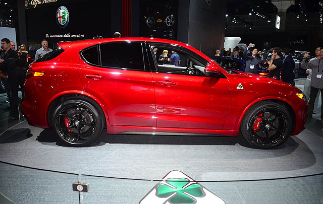 Alfa Romeo Stelvio Resmi Dirilis di LA Auto Show 2016  