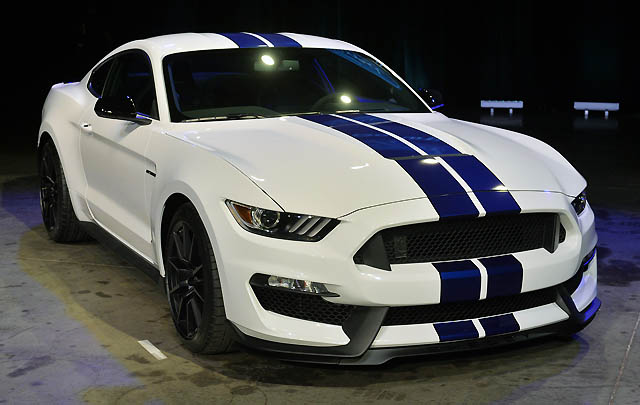 Dilelang, Shelby GT350R 2016 Pertama Laku 1 Juta Dolar! (Video)  