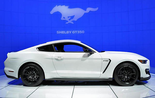 Dilelang, Shelby GT350R 2016 Pertama Laku 1 Juta Dolar! (Video)  