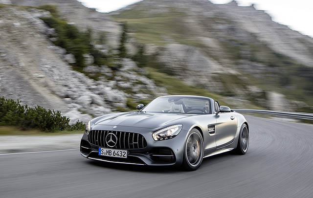 Mercedes Hadirkan Dua Varian AMG GT Roadster Terbaru  