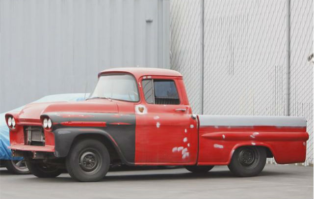 Chevy Apache Lawas itu pun Melahap Porsche di Tikungan  