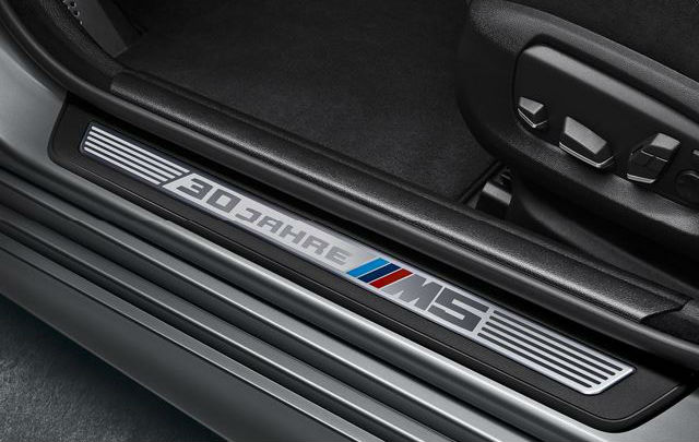 BMW Luncurkan "30 Jahre M5": Tercepat di Kelasnya  