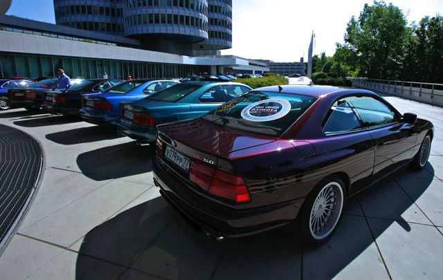 Rayakan HUT ke-25, Ratusan BMW Seri 8 Berparade di Munich  