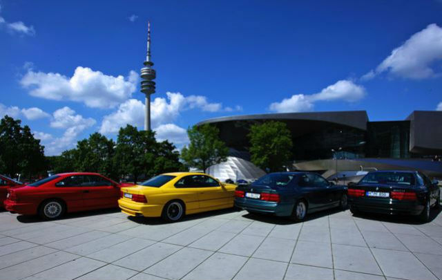 Rayakan HUT ke-25, Ratusan BMW Seri 8 Berparade di Munich  