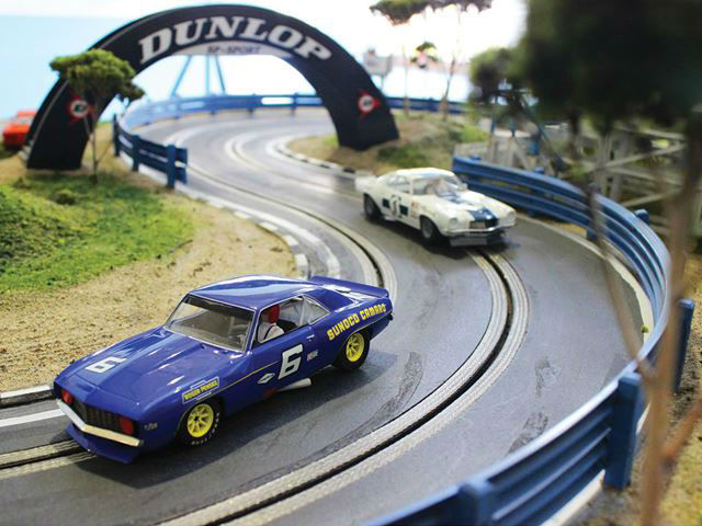 Yok, Ngebut di “Camaro Z28 Slot Car Track”!  