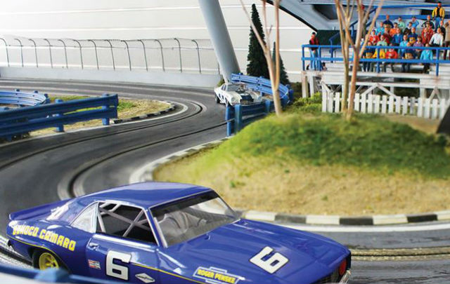 Yok, Ngebut di “Camaro Z28 Slot Car Track”!  