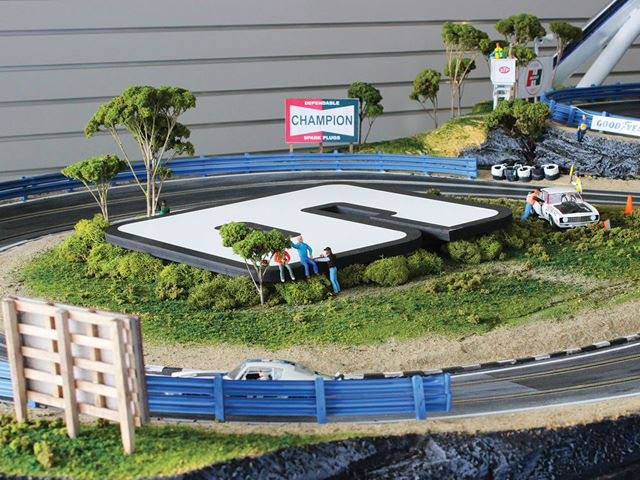 Yok, Ngebut di “Camaro Z28 Slot Car Track”!  