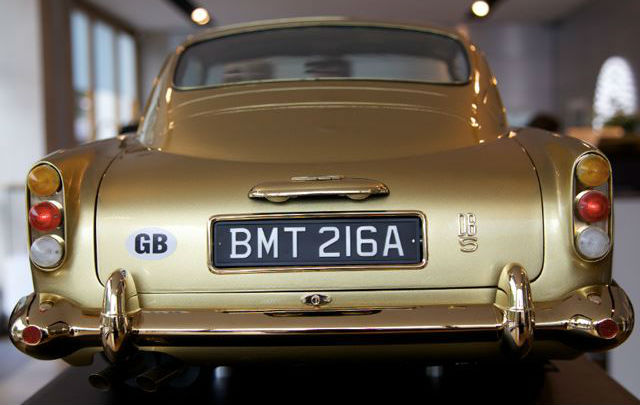 Replika DB5 “Goldfinger”  Bberlapis Emas Laku US$ 90.000  