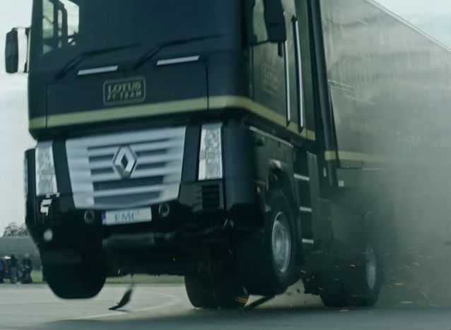 Pertama Kali di Dunia: Truk Trailer “Terbang” di Atas Lotus F1  