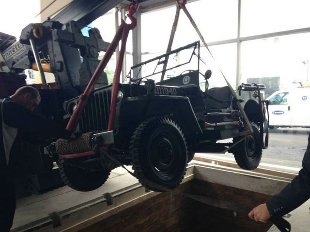 Jeep Willys Dalam Lantai Kaca  