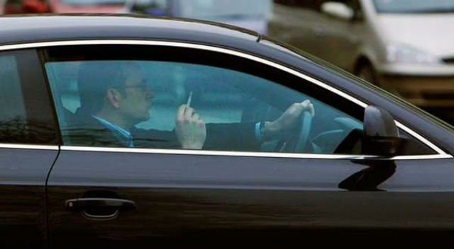 Resmi Dilarang: Berkendara sambil Merokok & Dengar Lagu  