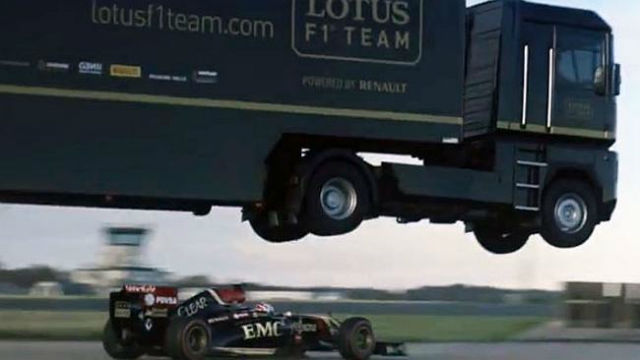 Pertama Kali di Dunia: Truk Trailer “Terbang” di Atas Lotus F1  