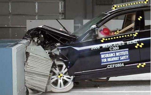 Краш тест смарт. Краш тест Mercedes c-class. IIHS crash Test Mercedes w212. IIHS 223 Mercedes. Краш тест Мерседес w203 универсал.