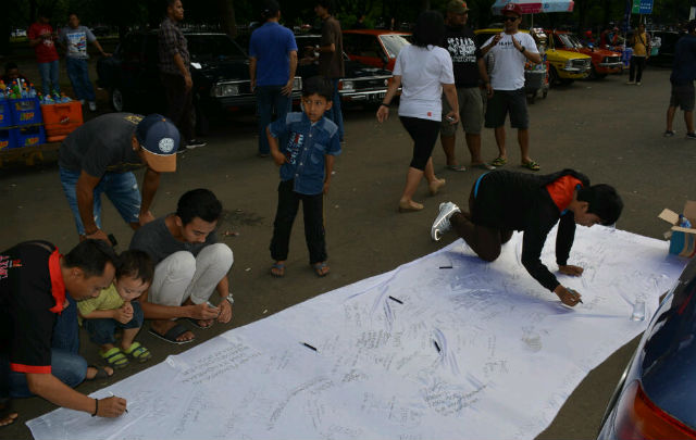 Ramai-ramai tandatangani "Petisi Tolak Pembatasan Mobil Tua Masuk Jakarta". 