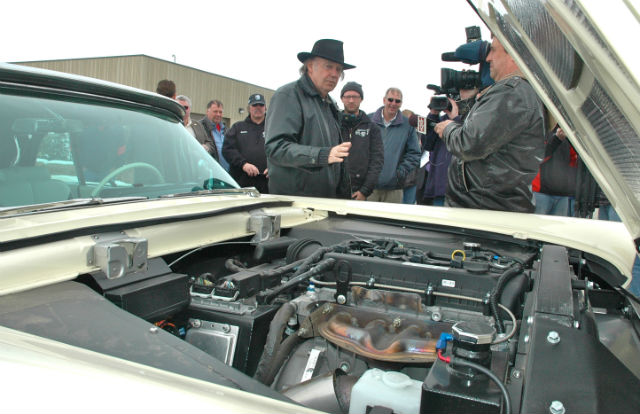 Kolaborasi Neil Young & Lincoln Continental  