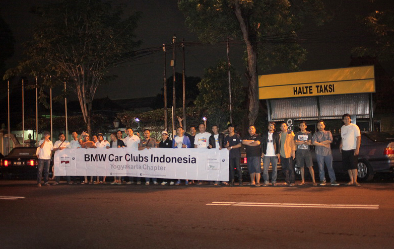 Klub Mobil Eropa Ramai-ramai Gelar Baksos  