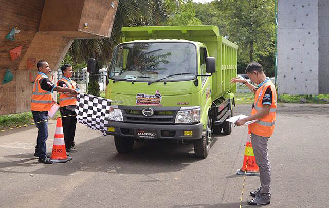 Hino Dutro Safety Driving Competition 2017 Sambangi Kota Padang  