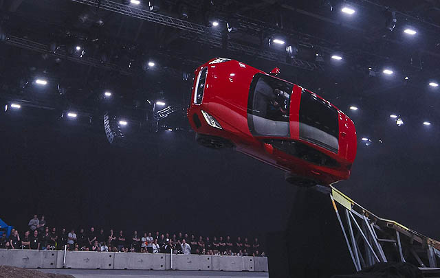 Jaguar E-Pace Pecahkan Rekor Dunia Aksi 'Barrel Roll'  