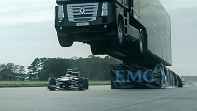 Pertama Kali di Dunia: Truk Trailer “Terbang” di Atas Lotus F1  