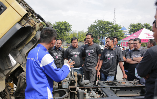 UD Trucks Indonesia Berikan Apresiasi Kepada Supir Truk  