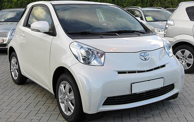 Wow, Aksi Berbahaya Toyota iQ dalam 'Lingkaran Setan'! (Video)  