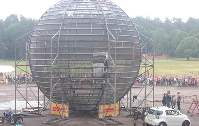 Wow, Aksi Berbahaya Toyota iQ dalam 'Lingkaran Setan'! (Video)  