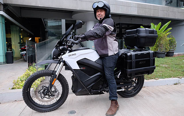 Tunggangi Zero Motorcycles DS, Alain Compost Siap Tempuh 6.000 Km  