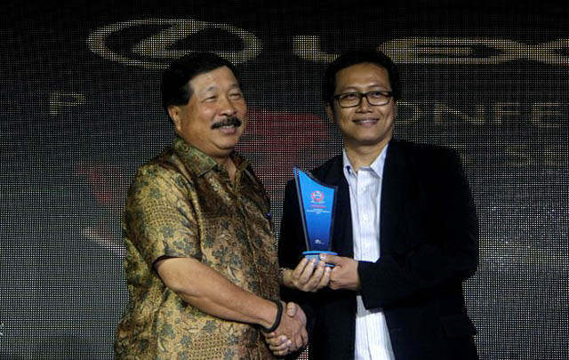 Lestarikan Mobil Klasik, Azman Osman Raih 'Car Enthusiast Award'  