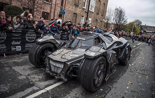 Wow, Batmobile Arkham Night Ikuti Reli Gumball 3000  