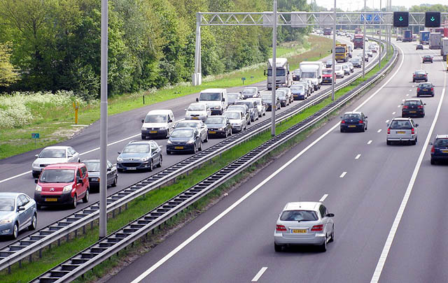 Belanda Siapkan Larangan Kendaraan Bensin & Diesel pada 2030  