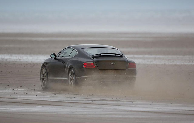 Bentley & Idris Elba Pecahkan Rekor Kecepatan di Inggris